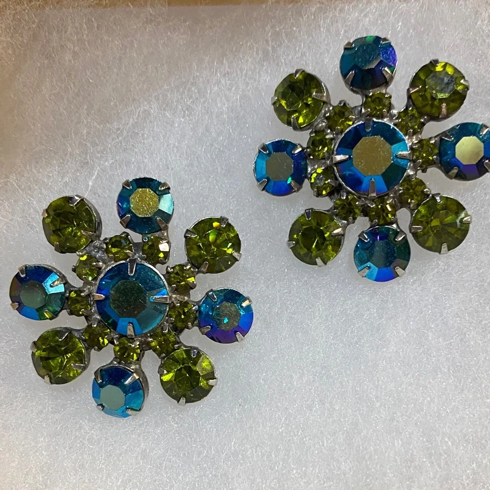 Elegant Vintage Clip Earrings - Picture 8 of 8